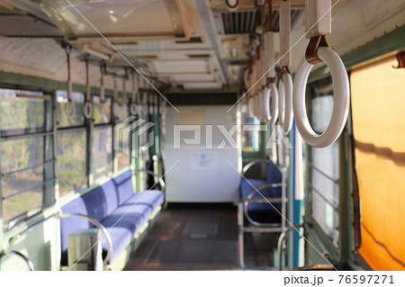 市電の車内 76597271