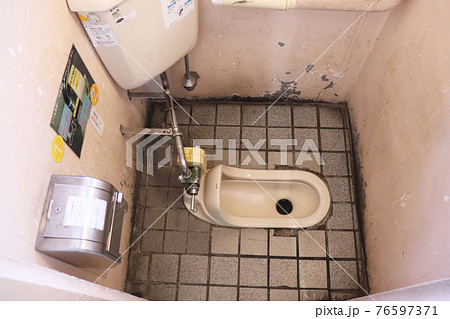 和式トイレ 76597371