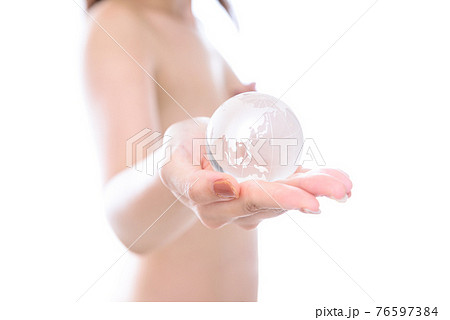 母なる地球　片手で地球を持つ女性　環境問題　イメージ 76597384