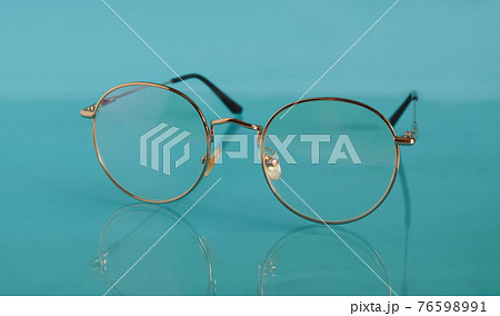Modern eye glasses  with shiny frame For reading daily life. 76598991