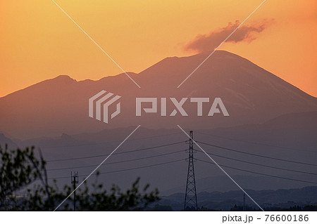 2021年4月10日　群馬県から見る夕暮れの浅間山 76600186