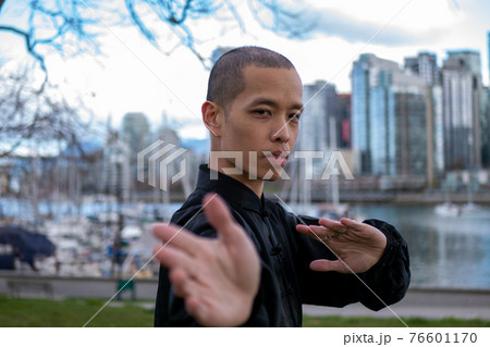 公園で太極拳を舞う中国人男性 76601170