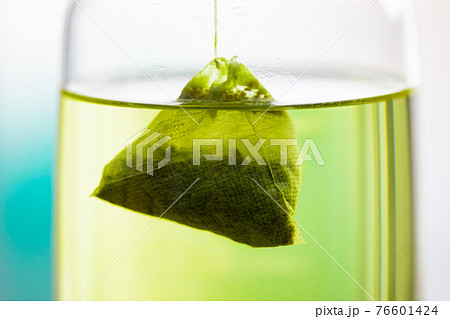 三角お茶パックで日本茶を作っている時 三角お茶パックで日本茶を作っている時 76601424