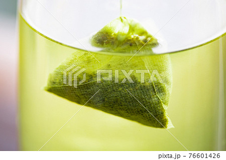 三角お茶パックで日本茶を作っている時 写真素材 三角お茶パックで日本茶を作っている時 写真素材 76601426