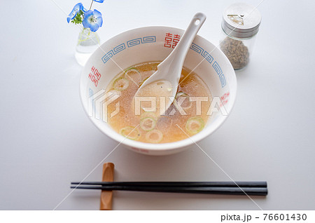 健康、ダイエットの為ラーメンスープを残す 健康、ダイエットの為ラーメンスープを残す 76601430