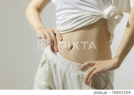 お腹　ウエスト　くびれ　 76602309