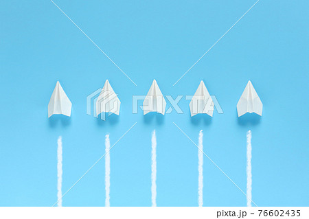 横一列に並んで飛ぶ5機の紙飛行機 1 76602435