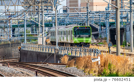 日本の東京都市景観 池袋から山手線の回送車両を望む 画面左下側のレールは山手線外回り 内回り の写真素材