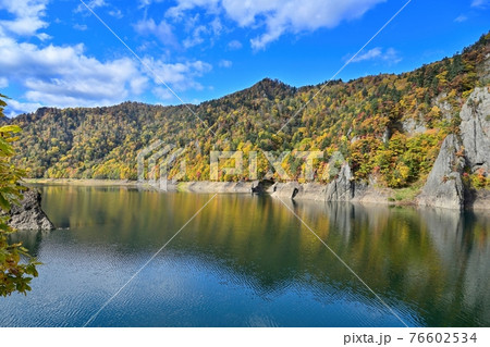 青空バックに映える豊平峡の紅葉情景＠北海道 76602534