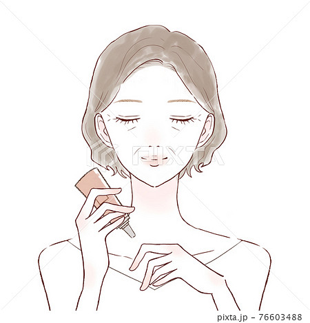 ハンドクリームを塗る中年女性 76603488