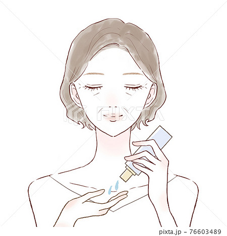 スキンケア用オイルを手に取る中年女性 76603489