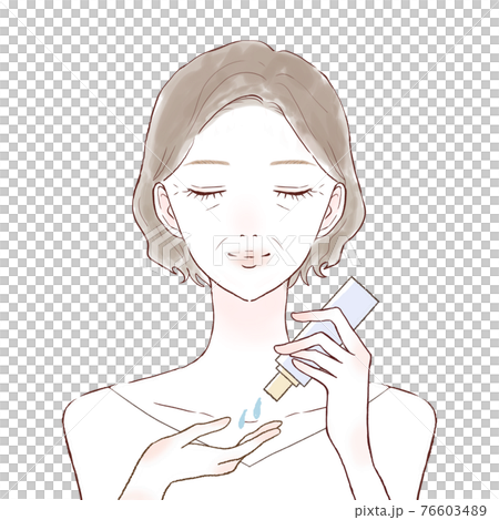 スキンケア用オイルを手に取る中年女性 76603489