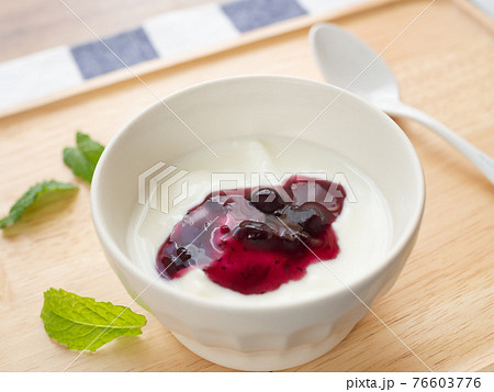 ブルーベリーソースをかけたヨーグルト 76603776