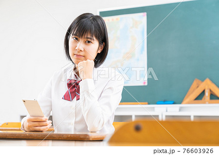 女子学生 スマホ 考える 女子学生 スマホ 考える 76603926