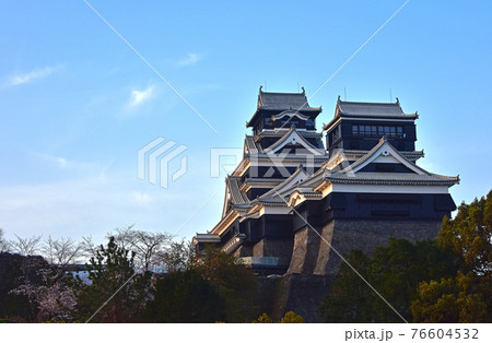 熊本県　熊本市　熊本城朝焼け　 76604532