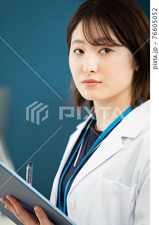 医療スタッフの女性 医療スタッフの女性 76605052