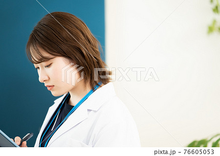 医療スタッフの女性 医療スタッフの女性 76605053