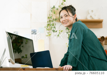 テレワークをする女性 テレワークをする女性 76605110
