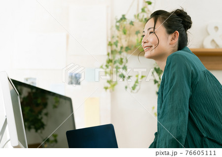 テレワークをする女性 テレワークをする女性 76605111