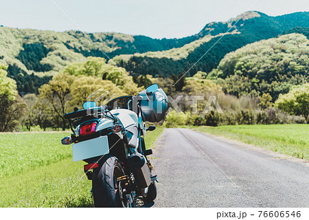 春のバイクツーリング 木々が萌える里山の細道　f-3 フィルム調 76606546