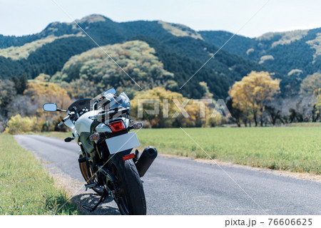 春のバイクツーリング 木々が萌える里山の細道 h-2 クールライトカラー 春のバイクツーリング 木々が萌える里山の細道 h-2 クールライトカラー 76606625