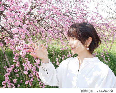梅の花と笑顔の女性 76606778