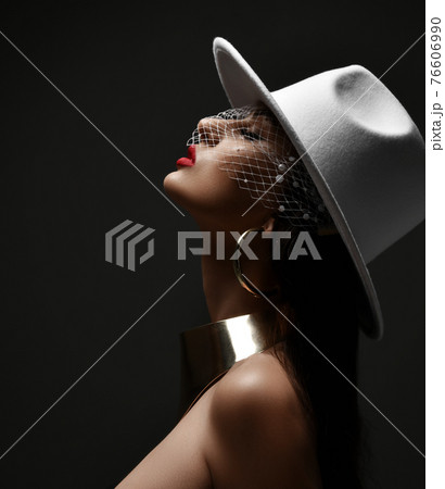 Profile of rich woman in white hat with veiling 76606990