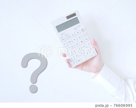 電卓とクエスチョンマーク 76606995