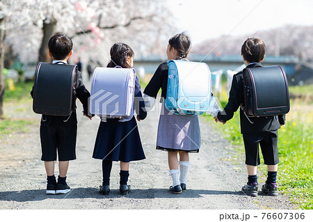 小学校に入学する可愛い子供たち 小学校に入学する可愛い子供たち 76607306