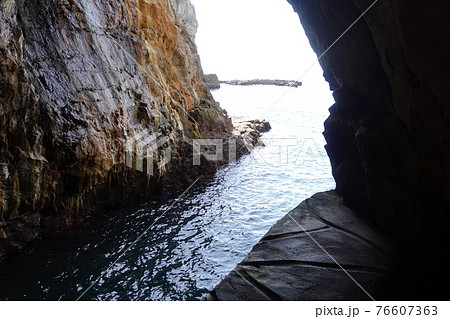 南紀白浜　湯埼半島・鉄砲玉用鉛積出し　三段壁洞窟 76607363