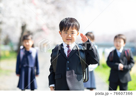 小学校に入学する可愛い子供たちの写真素材