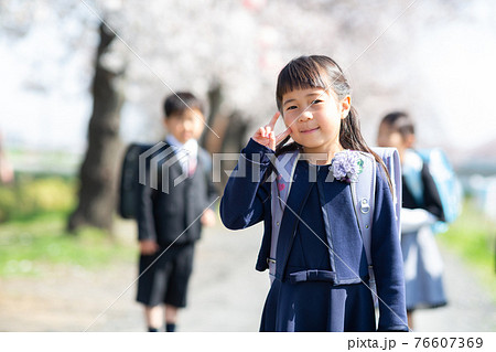 小学校に入学する可愛い子供たちの写真素材