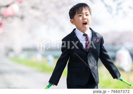 小学校に入学する可愛い男の子 小学校に入学する可愛い男の子 76607372