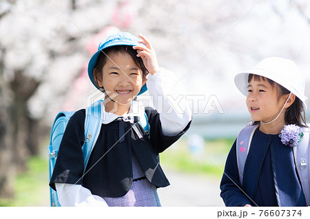 小学校に入学する可愛い子供たちの写真素材