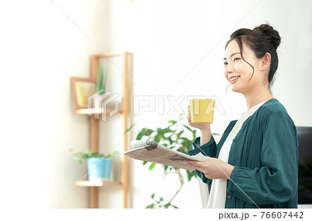 英字新聞を読む女性 英字新聞を読む女性 76607442