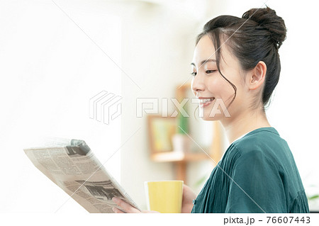 英字新聞を読む女性 英字新聞を読む女性 76607443