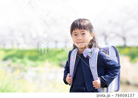 小学校に入学する可愛い女の子 小学校に入学する可愛い女の子 76608137