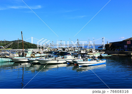 瀬戸大橋と下津井漁港 瀬戸大橋と下津井漁港 76608316