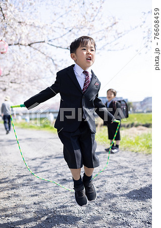 小学校に入学する可愛い男の子の写真素材