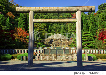 秋の多摩御陵にひっそり鎮座する昭和天皇陵 76608585