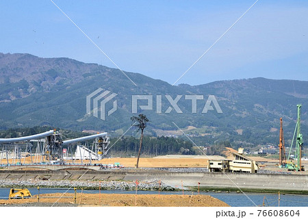 東日本大震災から約3年後の陸前高田 奇跡の一本松とベルトコンベアー 東日本大震災から約3年後の陸前高田 奇跡の一本松とベルトコンベアー 76608604