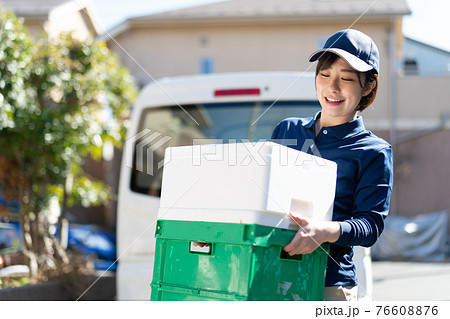 可愛い配送スタッフの女性 76608876