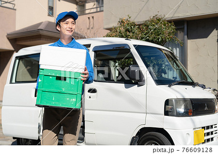 荷物を運ぶ配送スタッフ 76609128