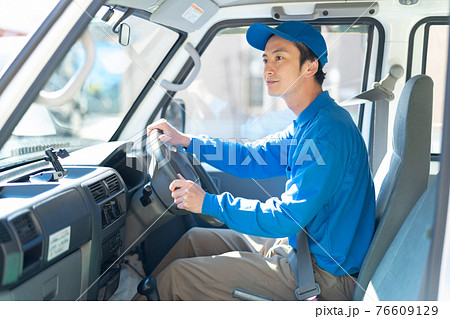 運転する配送スタッフ 76609129