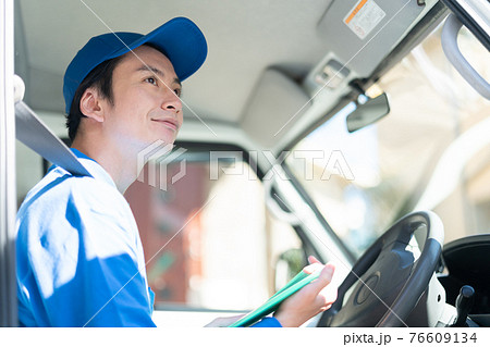 運転する配送スタッフ 76609134