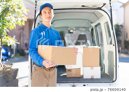 配送スタッフの男性 76609140