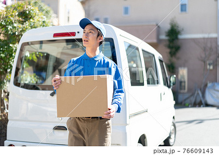 配送スタッフの男性 76609143