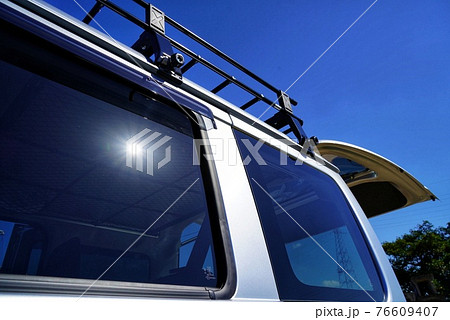 新車と青空 76609407