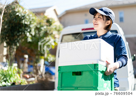 可愛い配送スタッフの女性 76609504