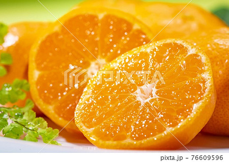 新鮮でおいしいミカン 76609596